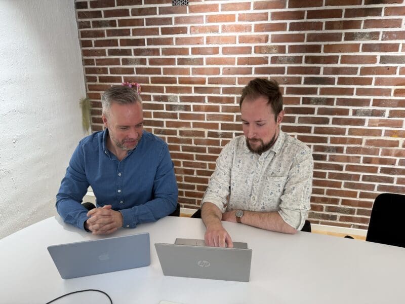 Personer i kontorslandskap som tittar på datorer