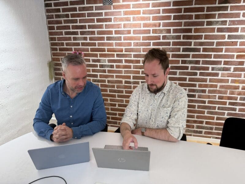 Personer i kontorslandskap som tittar på datorer